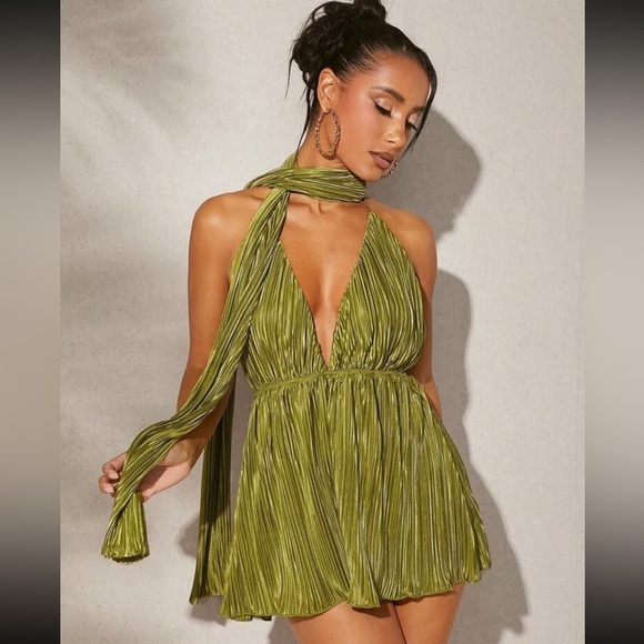 Pants - Green plunge plisse backless romper with matching scarf | size small | NWT